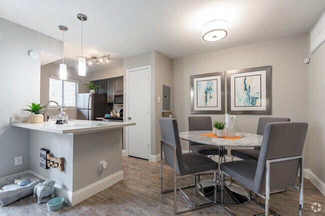 1,5 habitaciones, 1 baño, 790 pies cuadrados, comedor - Flintridge Apartments
