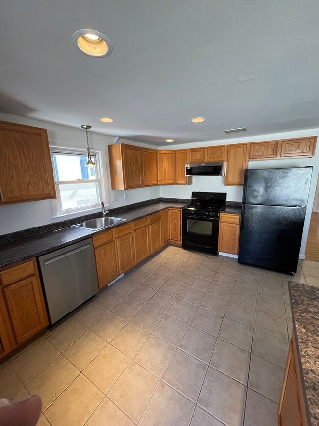 Building Photo - 3 Bedroom Single Family Home