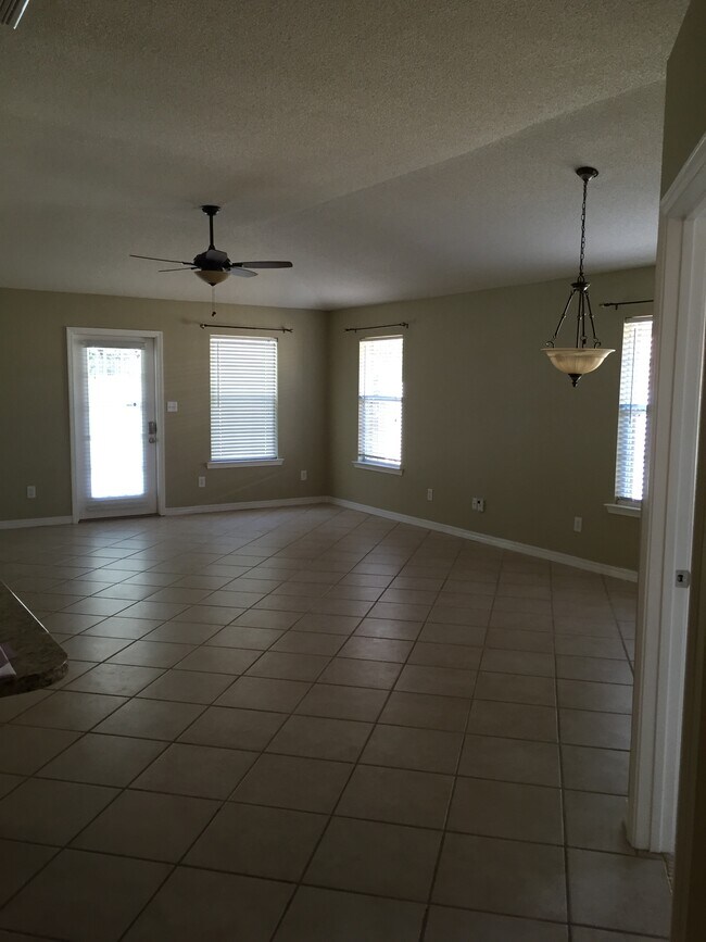 Foto del edificio - 28153 Chateau Dr