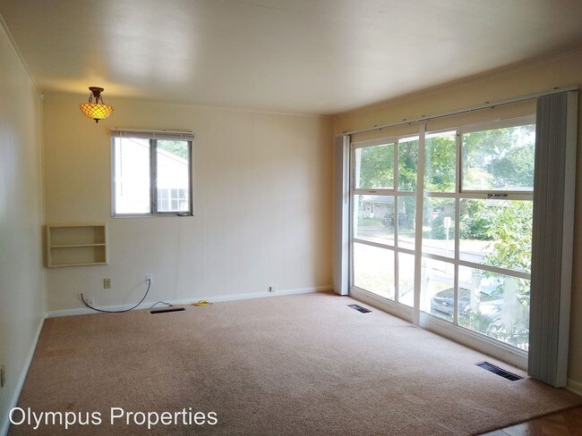 Building Photo - 3 br, 1 bath Room For Rent - 2615 E 5th St