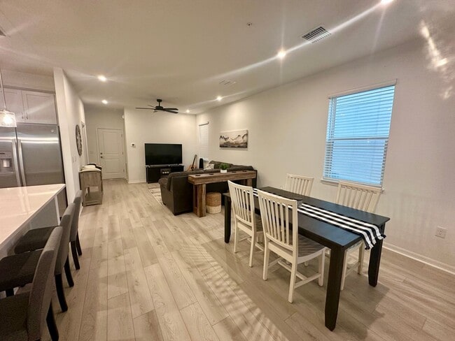 Foto del edificio - Looking for clean and responsible roommate
