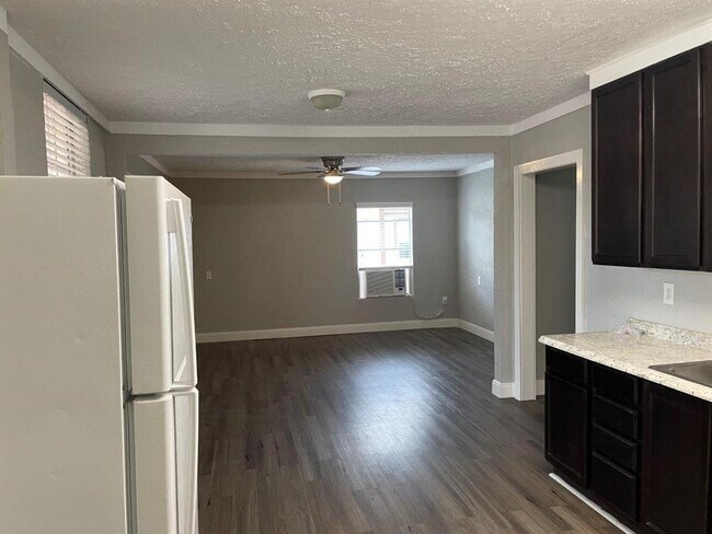 Building Photo - 1707 W 4th St