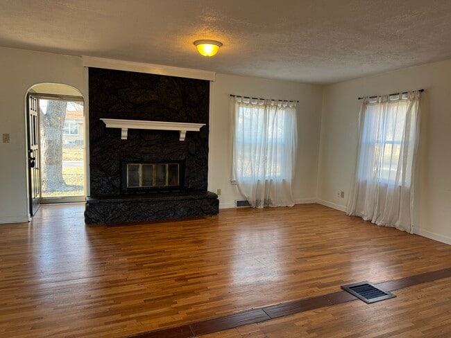 Building Photo - 1468 N Perry Ave