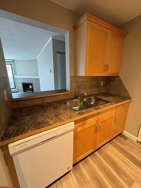 Building Photo - Freshly updated top floor unit!