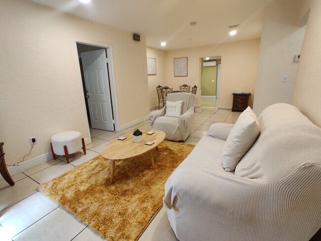 Living / dining space - 2425 Dewey St