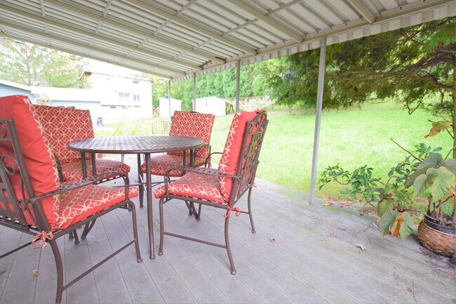 Foto del edificio - Bright 3 Bedroom with Bonus Room Walking t...