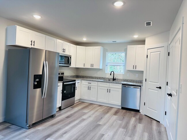 Building Photo - Brand New townhome in Hickory