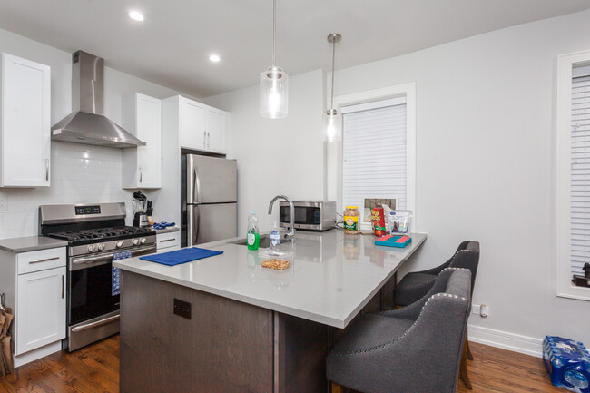 Foto del edificio - 2045 N Wolcott Ave