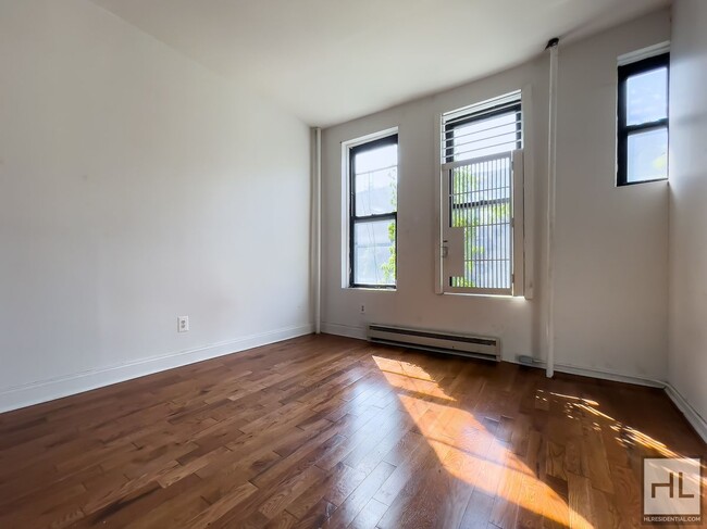 Foto del edificio - TROUTMAN STREET / Spacious Bushwick 2-Bed ...