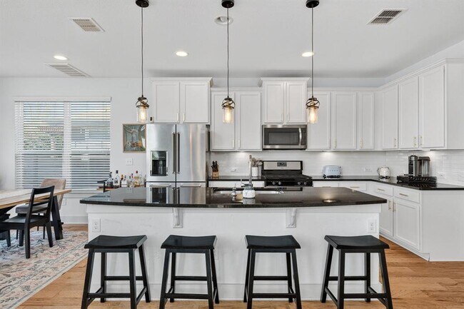 Foto del edificio - 2206 Hermia St