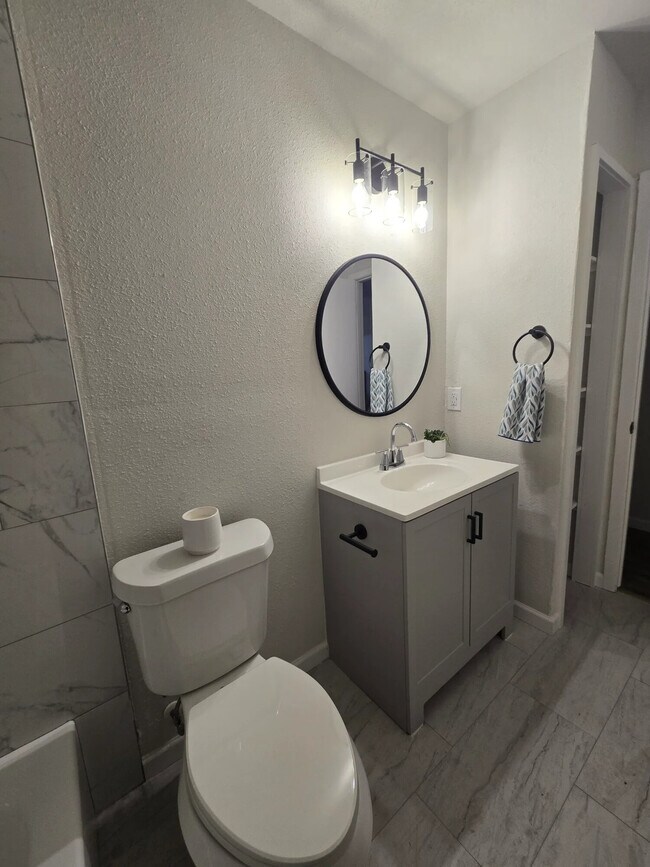 Building Photo - E Sendro