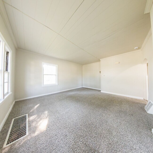 Building Photo - Cozy 2 Bedroom 1 Bath