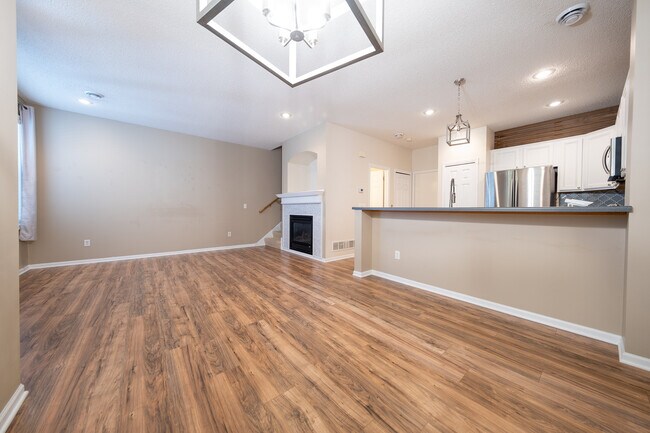 Building Photo - 10875 Oak Grv Cir