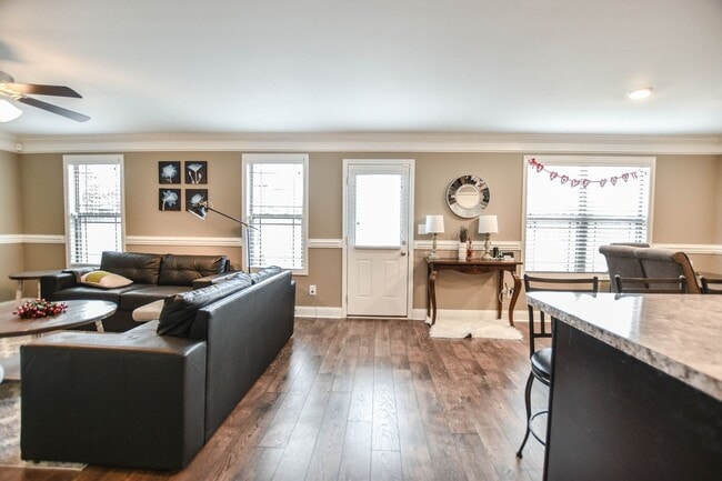 Building Photo - Three Bedroom in Magnolia Place!