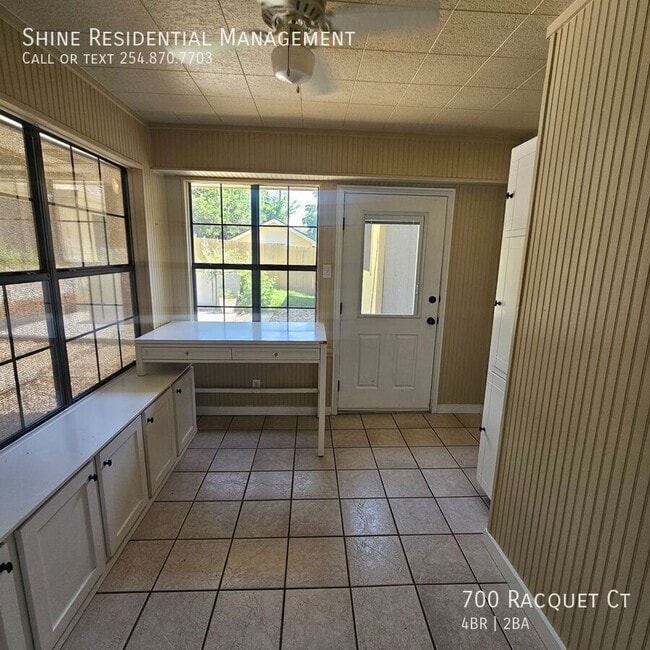 Building Photo - 700 Racquet Ct
