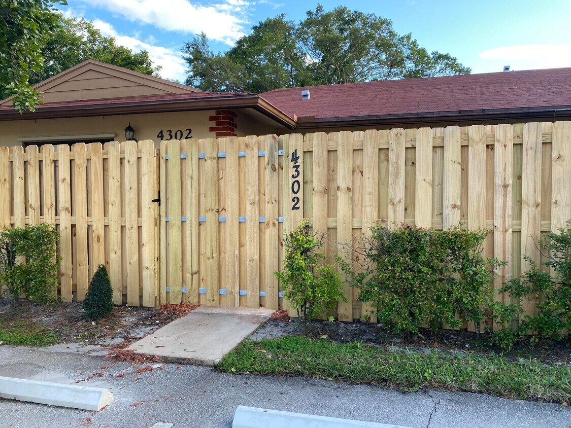 Foto principal - 4302 Woodstock Dr
