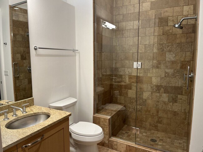 Foto del edificio - Beautiful 2 Bedroom Condo in Whitefish Bay