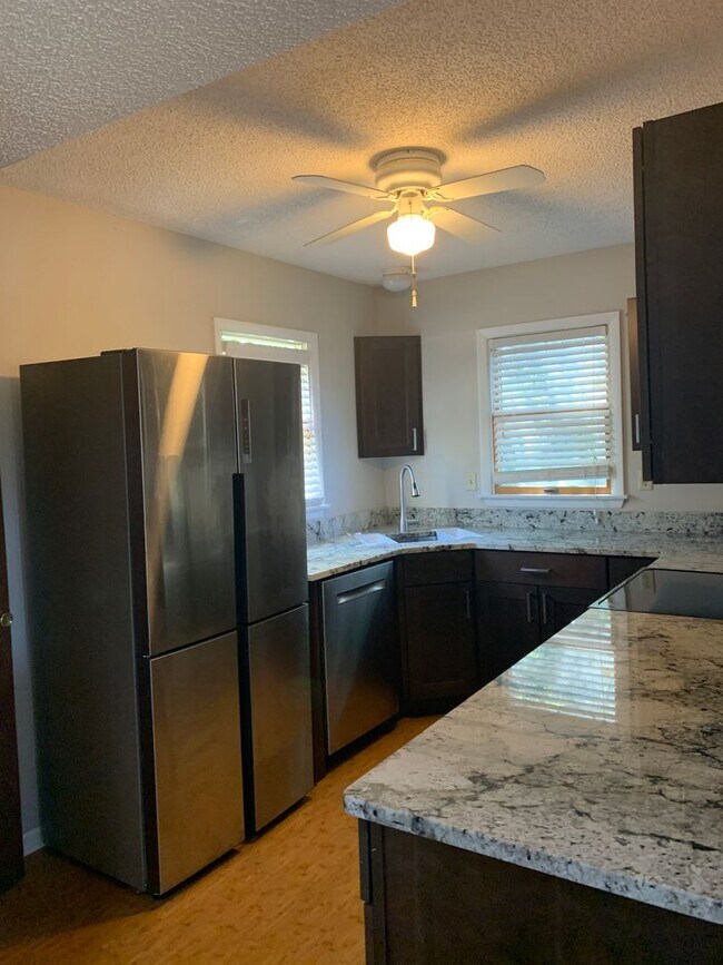 Foto del edificio - 3 Bedroom 2 Bath Home in Colington Availab...
