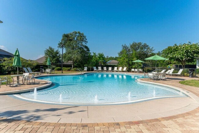 Foto del edificio - Spacious 4-Bedroom Home with Covered Porch in Redstone Commons, Crestview
