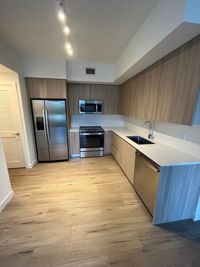 Foto del edificio - 7325 W 3rd Ct