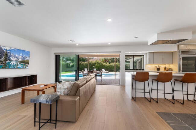 Building Photo - 820 Canary Walk