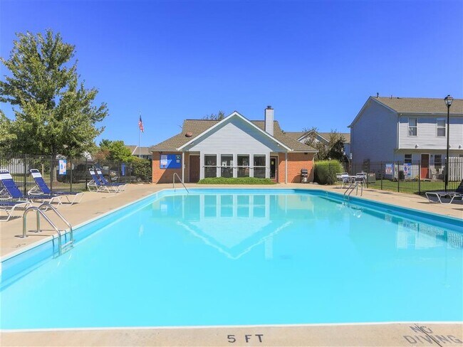 Piscina al aire libre en la oficina de arrendamiento de River Valley Apartments en Lancaster, Ohio. - River Valley