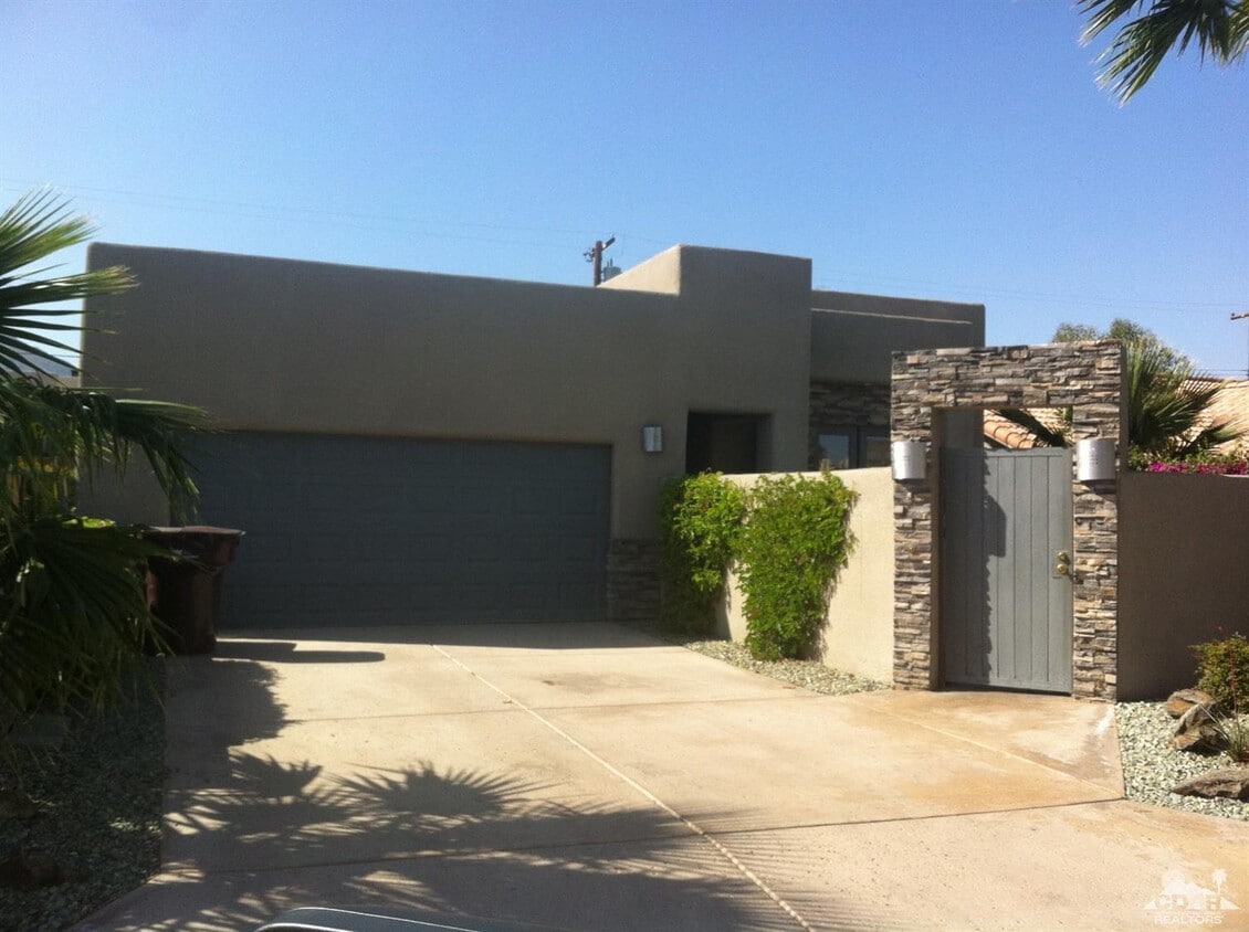 Primary Photo - 78625 Bottlebrush Dr