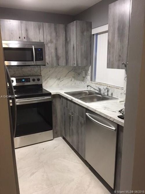 Foto del edificio - 3090 Coral Springs Dr