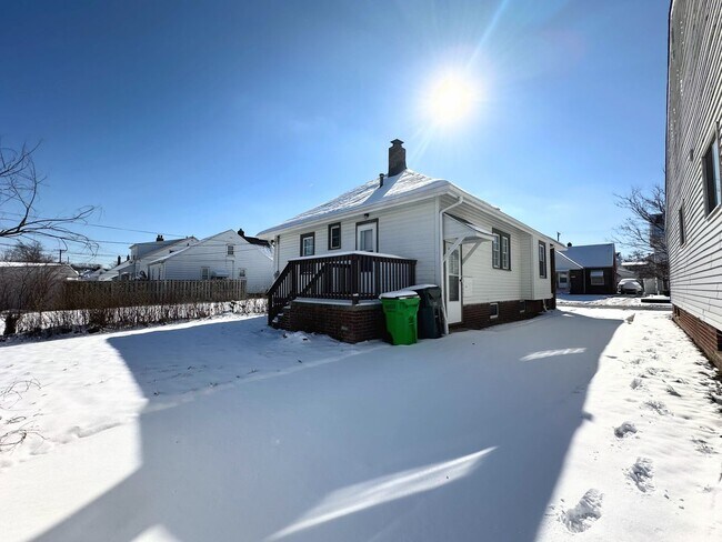 Building Photo - 2 Bed & 1 Full Bath Ranch w/ Basement for ...