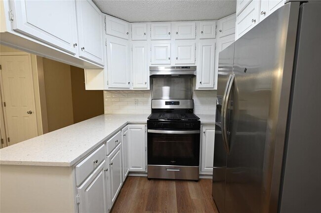 Foto del edificio - 9715 Oak Hollow Dr