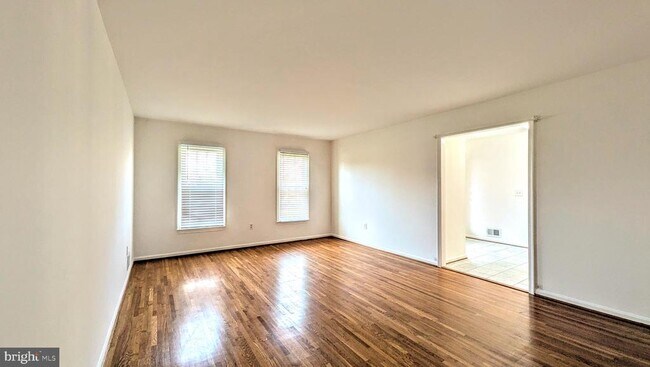 Foto del edificio - 8835 Tuckerman Ln