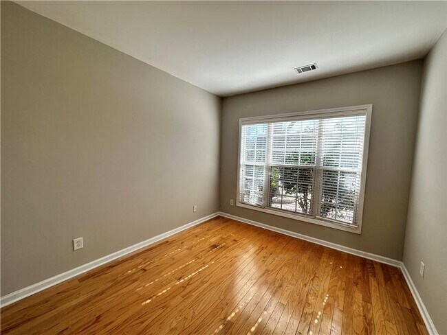 Foto del edificio - 2403 Walnut Tree Ln