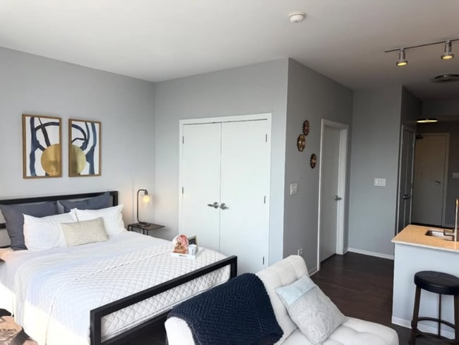 Building Photo - 209 S Halsted St