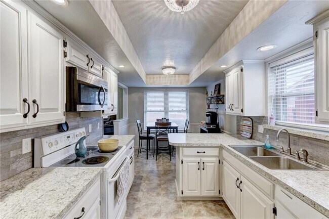 Foto del edificio - Charming 3-Bedroom Home Near Tinker Air Fo...