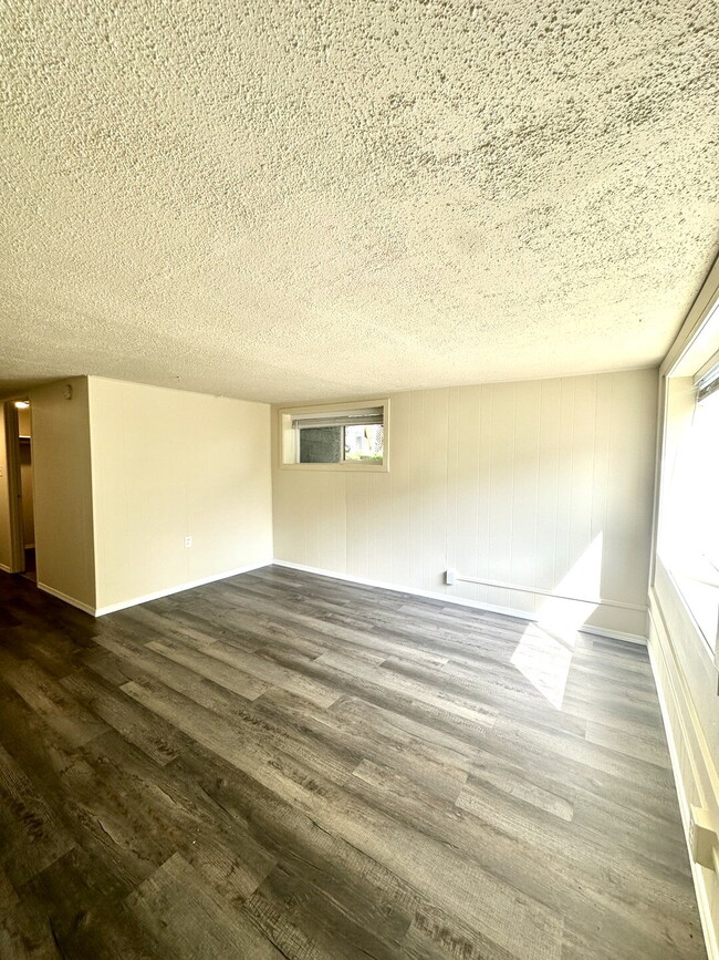 Building Photo - Large 1 Bedroom with Bonus Room/Office in ...