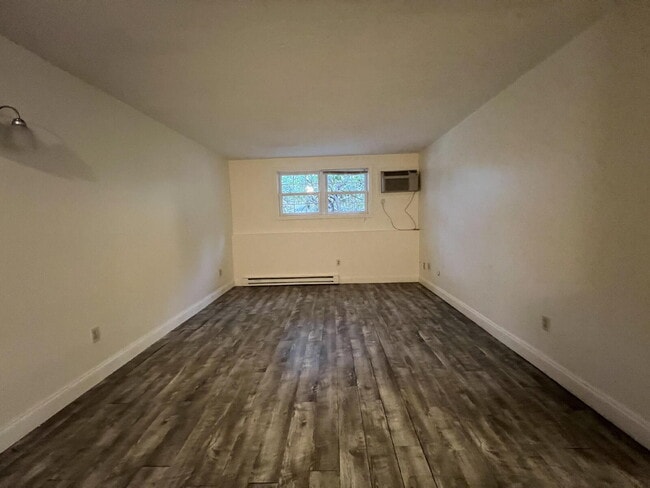 Building Photo - 2 bed unit with balcony in beautiful Amesb...