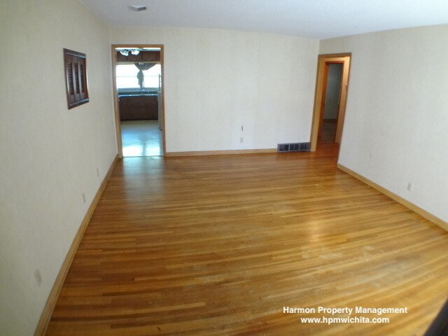 Building Photo - Large 3 Bed 1 Bath Home Located Near Mount...