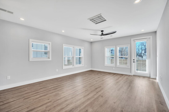 Building Photo - Medford Mews, 401