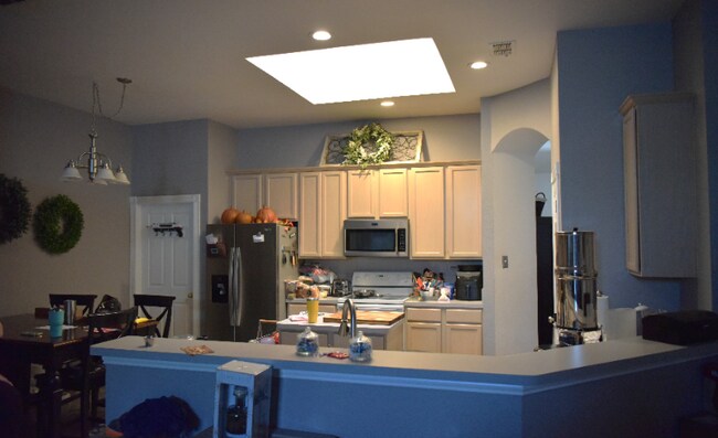 Building Photo - 1613 Redwood Dr