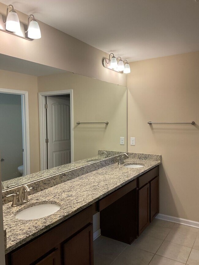 Foto del edificio - Immaculate 3-Bedroom Home with Loft, Two-C...