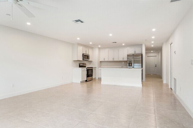 Building Photo - 2 Bedroom 2 Bath 1-Car Garage