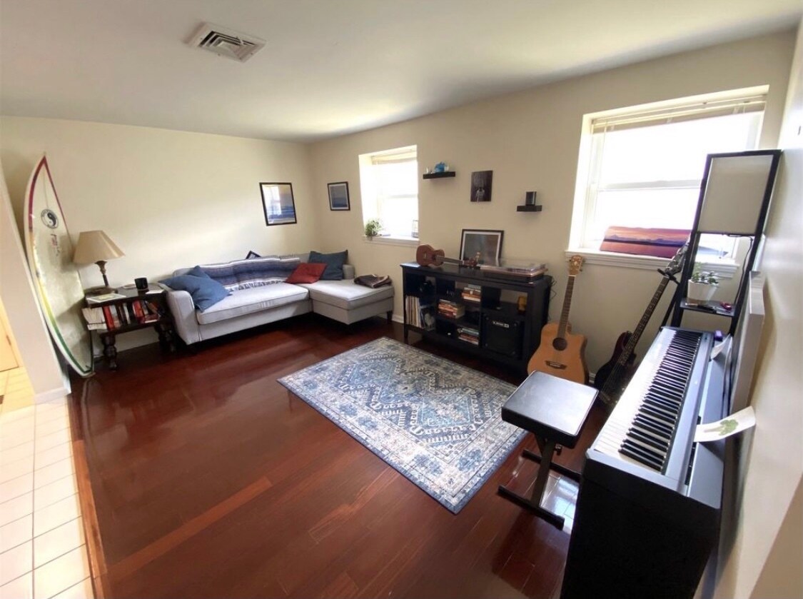 Living Room - 136 Hill St