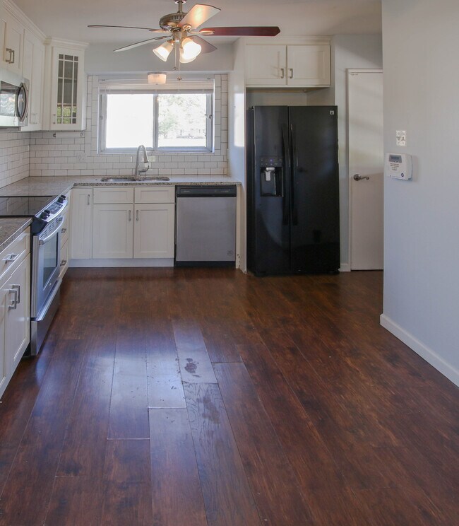 Building Photo - 1186 Mesa Dr