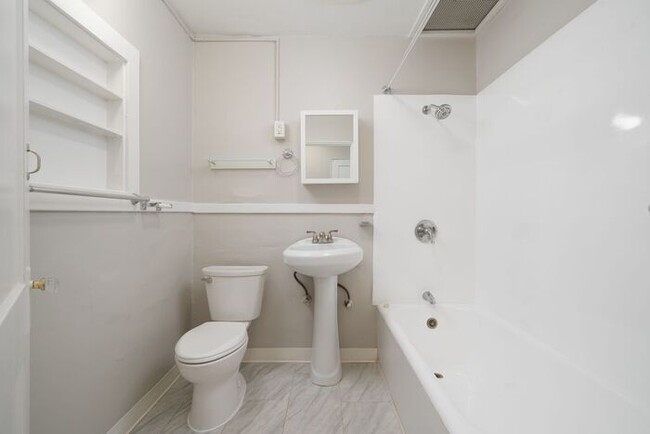 Building Photo - 2BD Vintage Charm in Downtown Vancouver- Prime Location!!