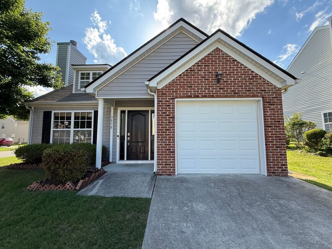 Foto principal - Charming 3BD, 3.5BA Raleigh Home Situated ...