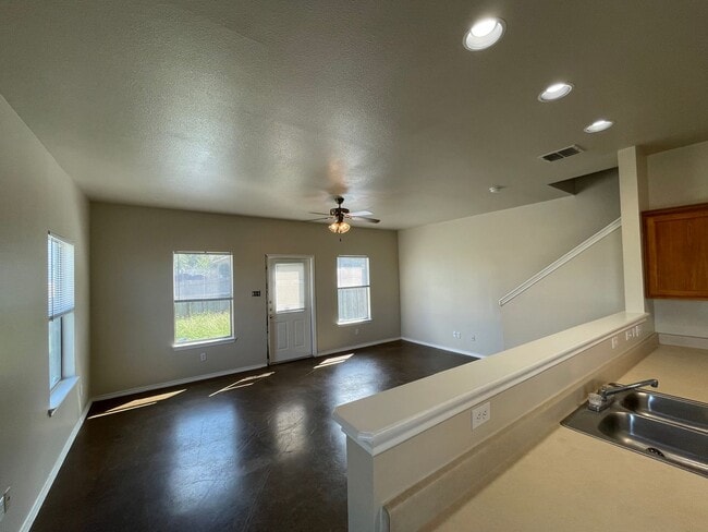 Building Photo - Townhome for rent