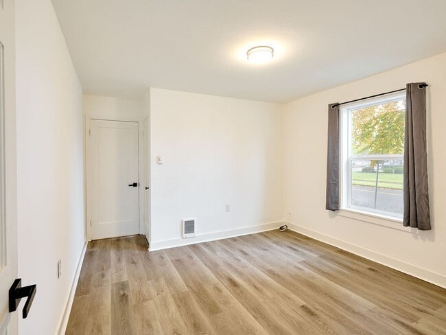 Foto del edificio - 1204 Commercial St NE