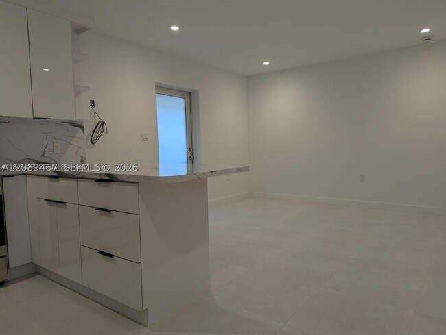 Building Photo - 911 Sharar Ave