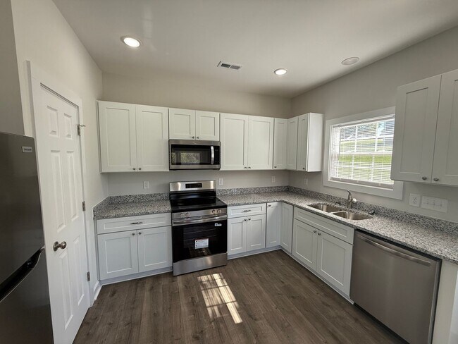 Foto del edificio - Three bedroom, 2 bath newly constructed ho...