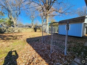 Building Photo - 907 S Roselawn Dr